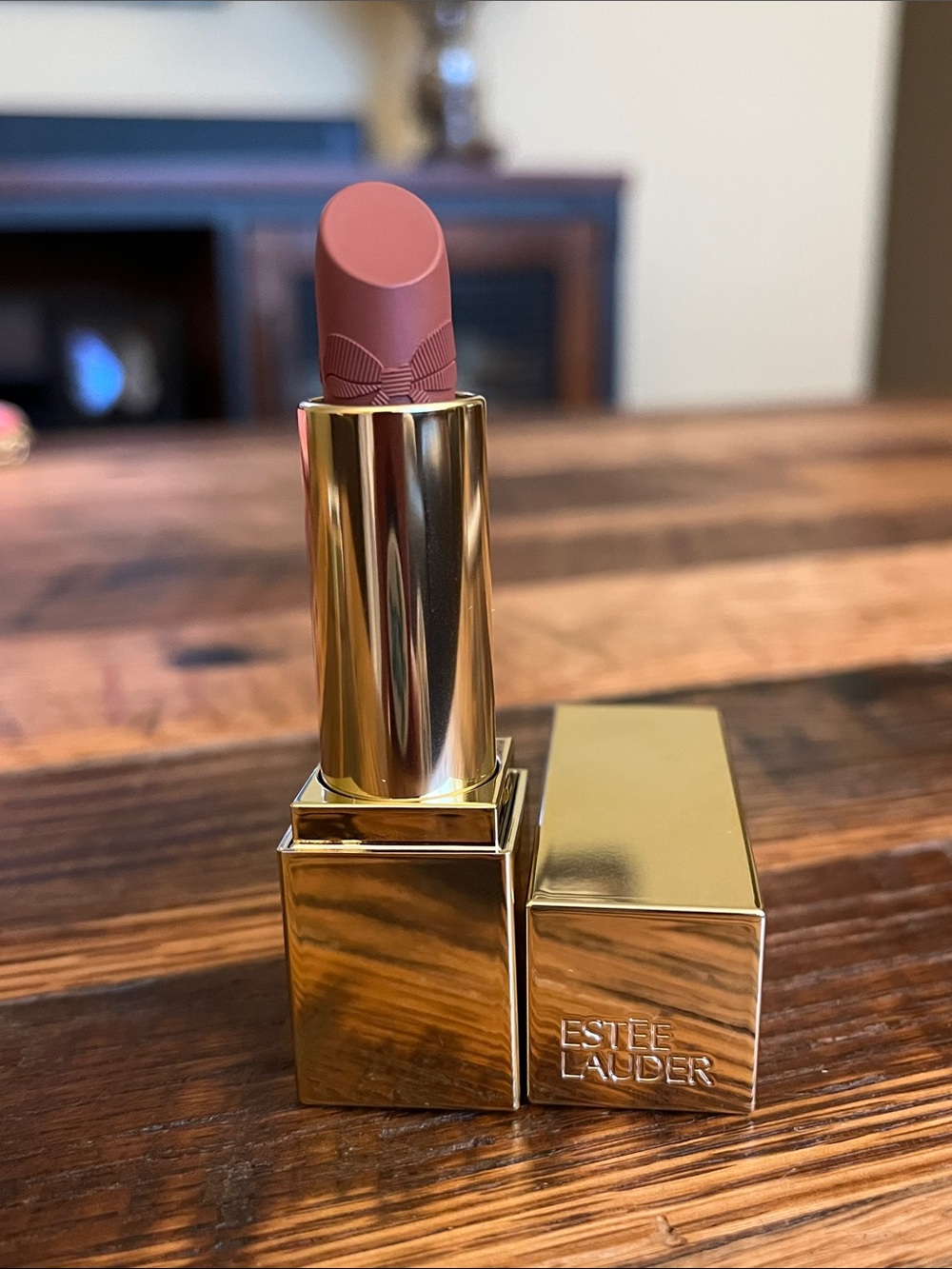 Estée Lauder Sneak Peak A15 Limited Esition Lipstick in Gold Case
